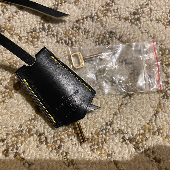 Louis Vuitton Suhali Le Fabuleux in black - Picture 7 of 11